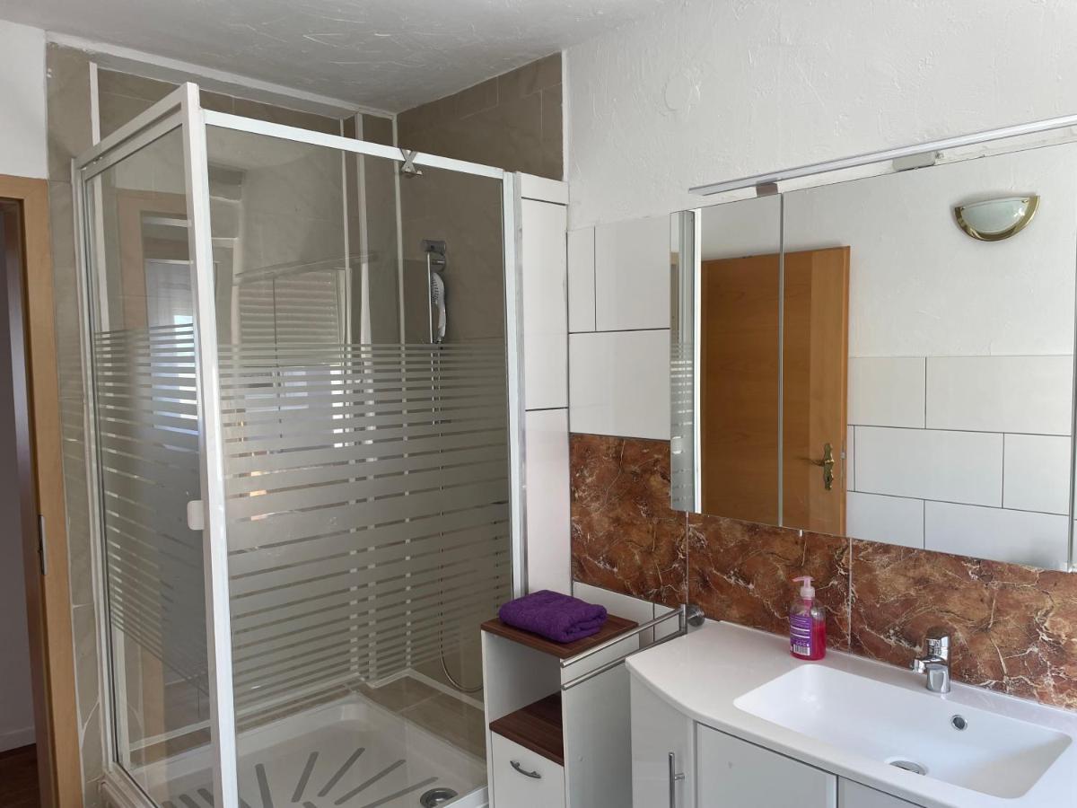 Apartment Mit Schlafzimmer *